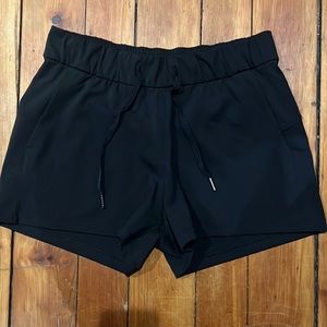 Lululemon On The Fly Mid-Rise Short 2.5” - Size 8